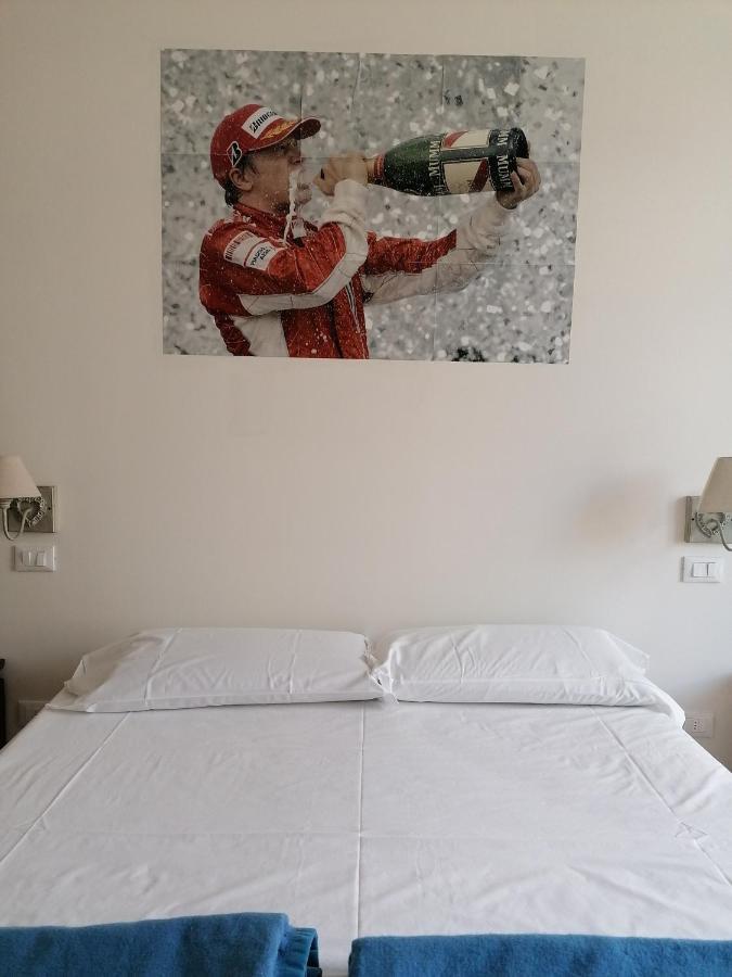 Готель Ferrari Formula 1 Оріо-аль-Серіо Екстер'єр фото